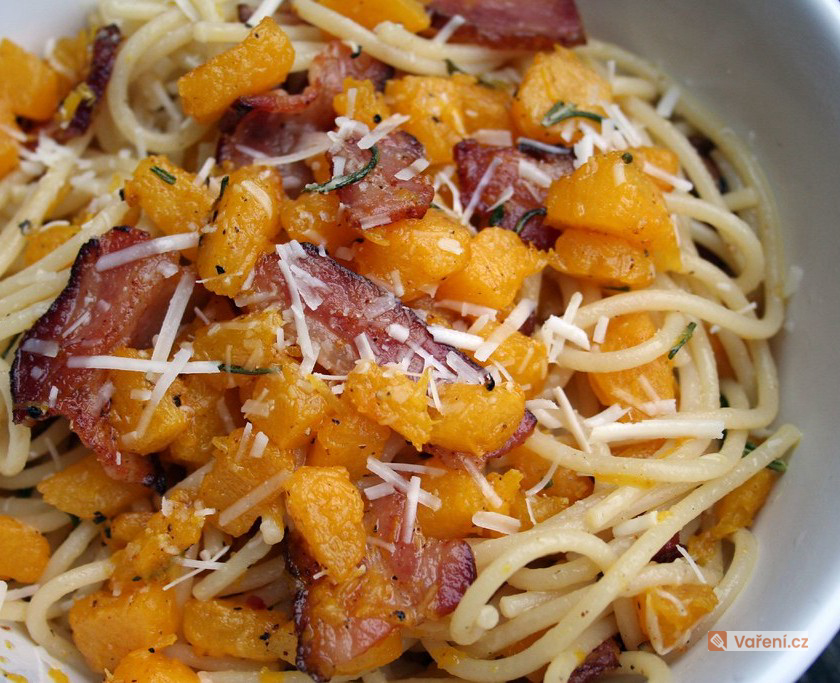 Špagety s dýní a slaninou