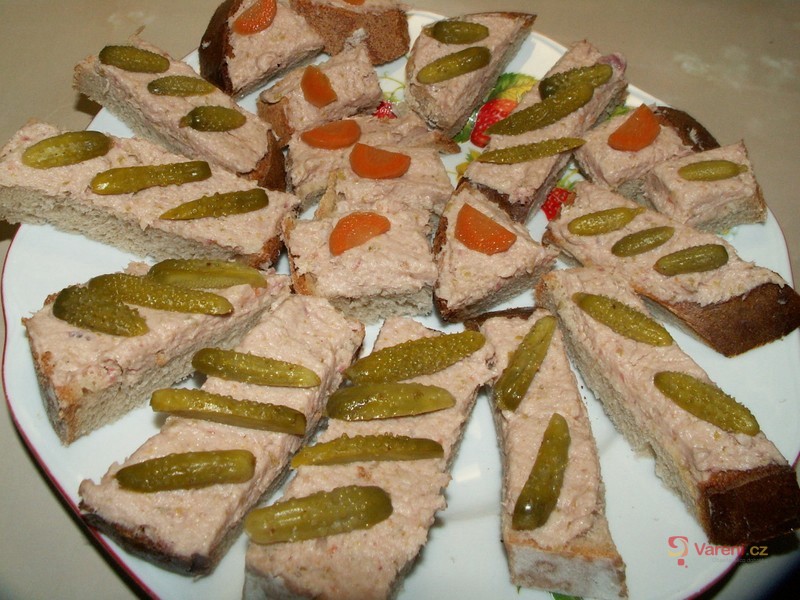 Škvarková pomazánka s okurkou - fotografie 2