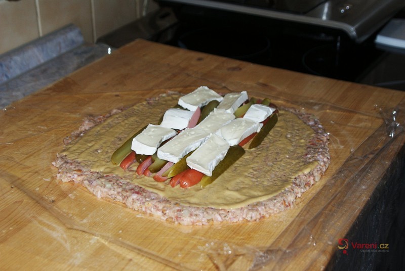 Roláda z mletého masa s hermelínem - fotografie 4