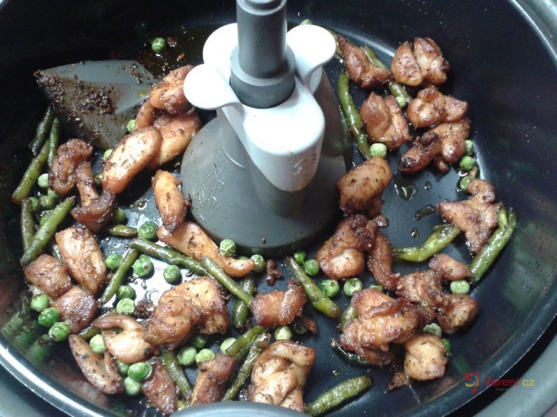 Kuřecí maso s fazolovými lusky a hráškem - fotografie 2