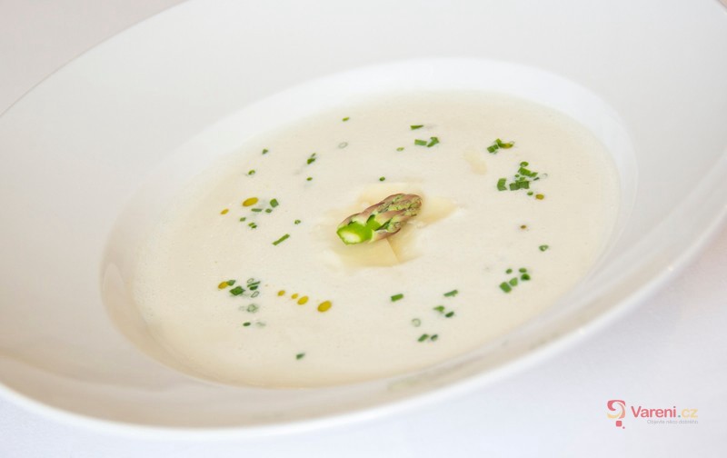 Jemná chřestová polévka s hoblinami ze sýru Grana Padano