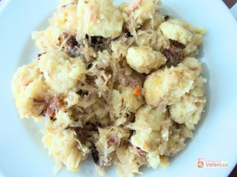 Halušky se zelím a uzeným masem