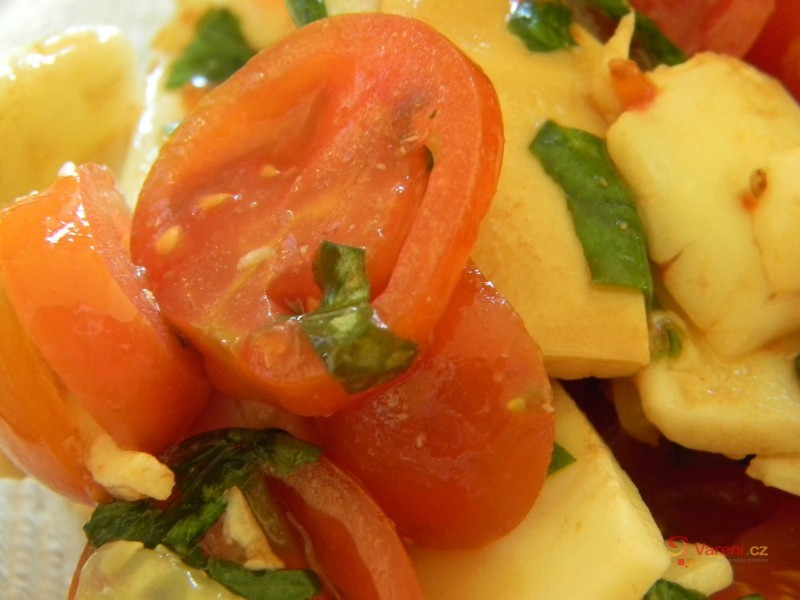Rajčatový salát s mozzarelou - fotografie 2