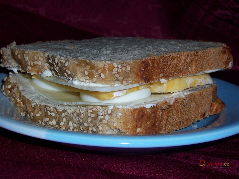 Sýrový sendvič s vejcem