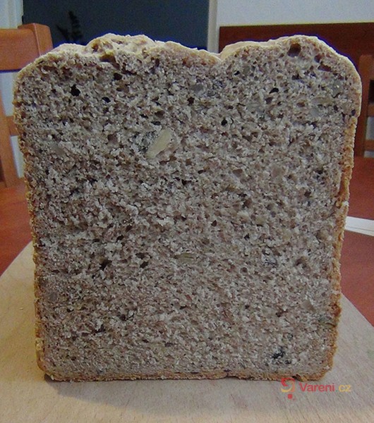 Pšenično-žitný chléb se semínky z domácí pekárny