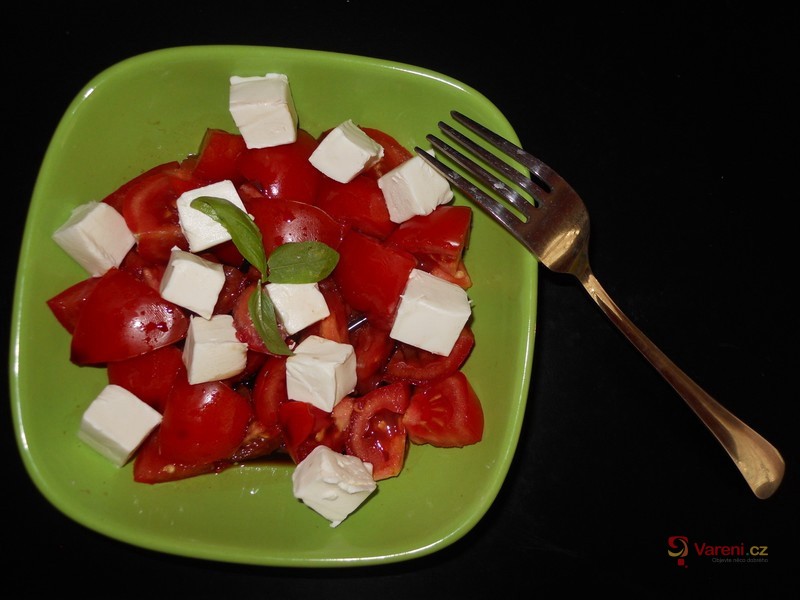 Rajčatový salát s lučinou a balsamikovým octem
