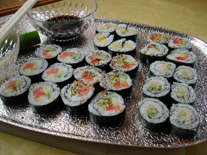 Maki, nigiri a obrácené sushi - fotografie 2