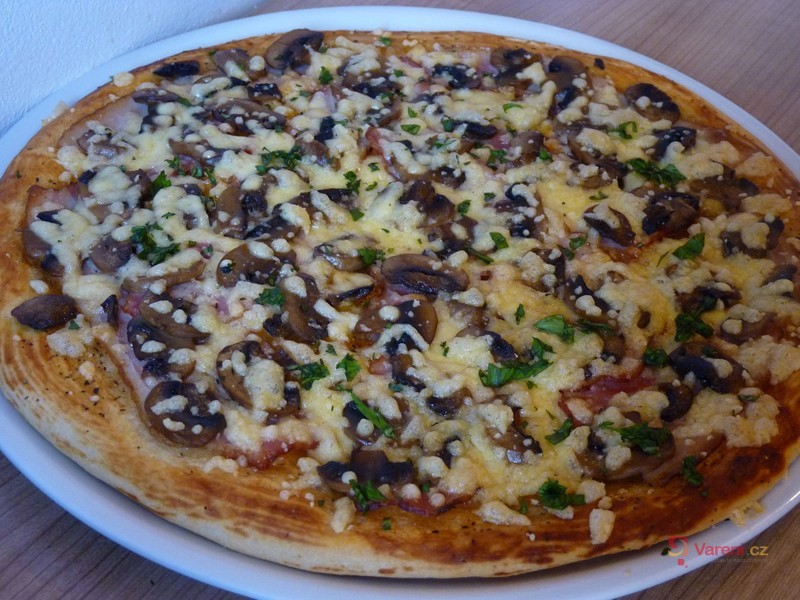 Domácí žampionová pizza s těstem z domácí pekárny