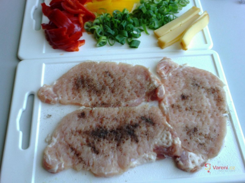 Kotleta se sýrem, zeleninou a vejcem - fotografie 3