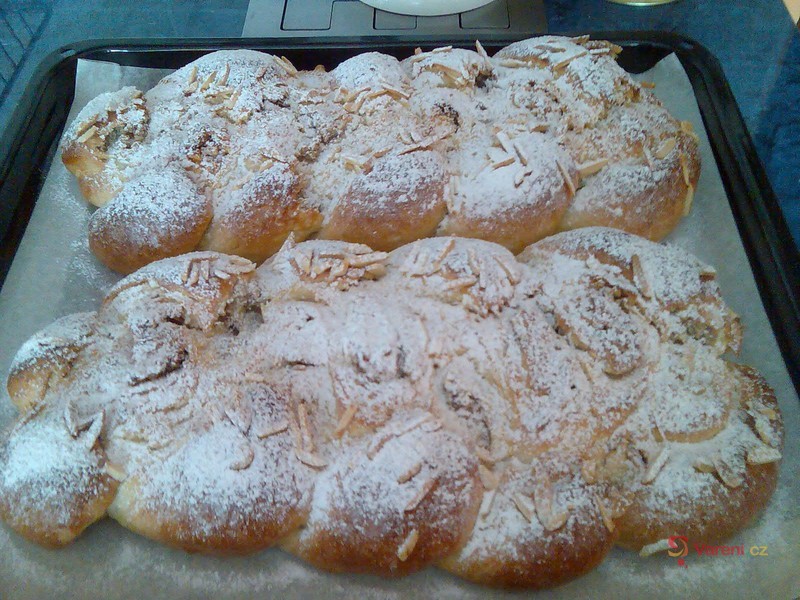 Vánočka s mandlemi a rozinkami - fotografie 2