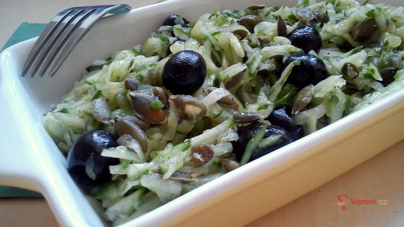 Okurkový salát s dýňovými semínky
