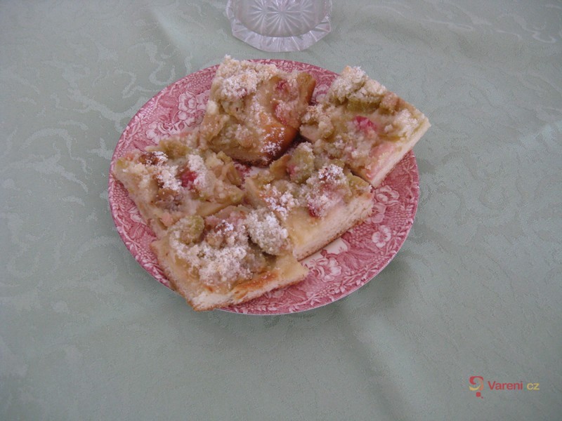 Kynutý rebarborový koláč - fotografie 2