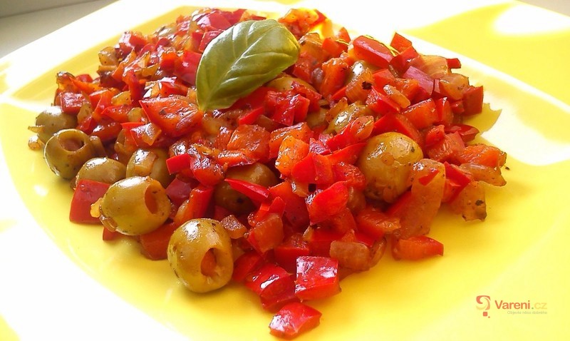 Paprikový salát s olivami 