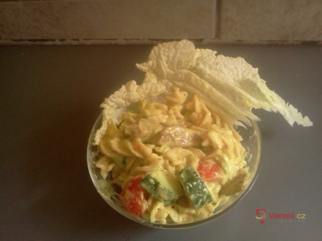 Kari těstovinový salát s kuřecím masem - fotografie 3