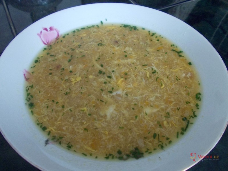 Uzená polévka s vejci a bramborem