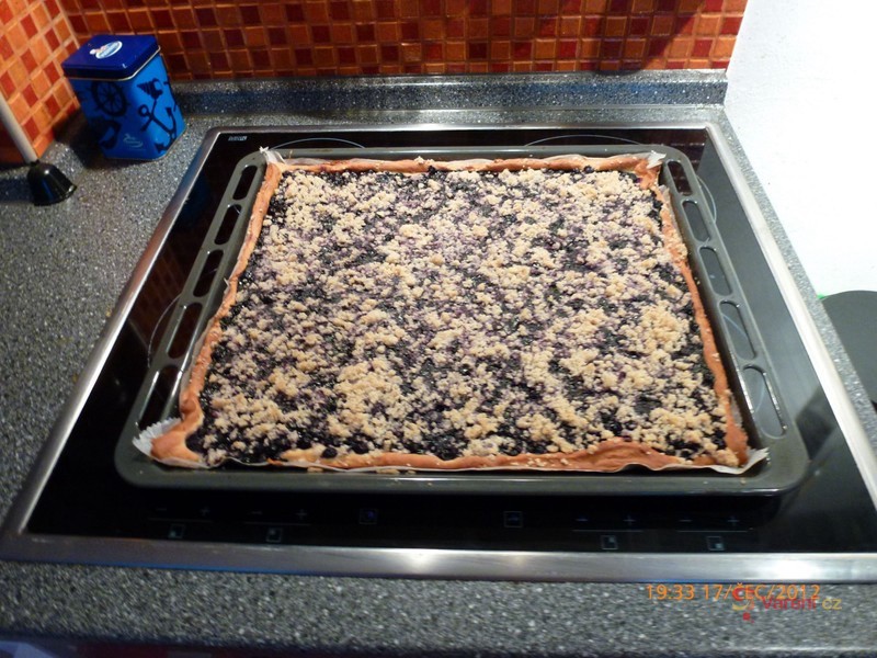 Babiččin borůvkový koláč s drobenkou - fotografie 5