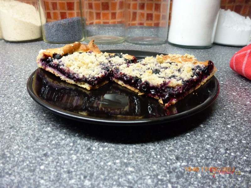 Babiččin borůvkový koláč s drobenkou - fotografie 4