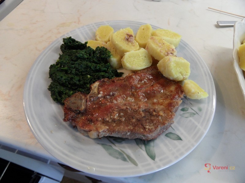 Vepřová krkovice se špenátem a špalíčky - fotografie 3