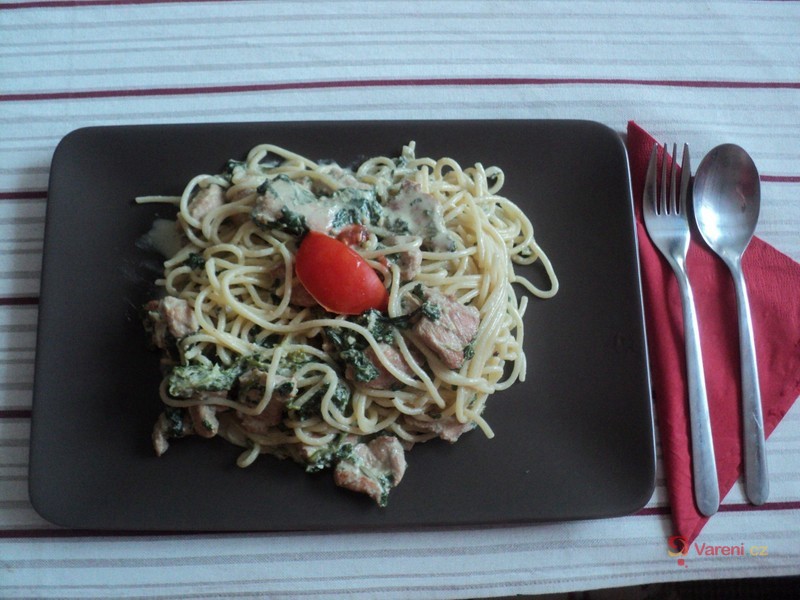 Špagety s listovým špenátem a kuřecím masem na rozmarýnu