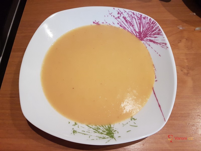 Rychlá a jemná polévka z červené čočky