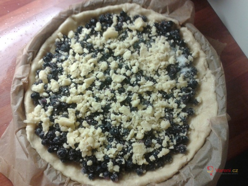 Babiččin borůvkový koláč s drobenkou - fotografie 3