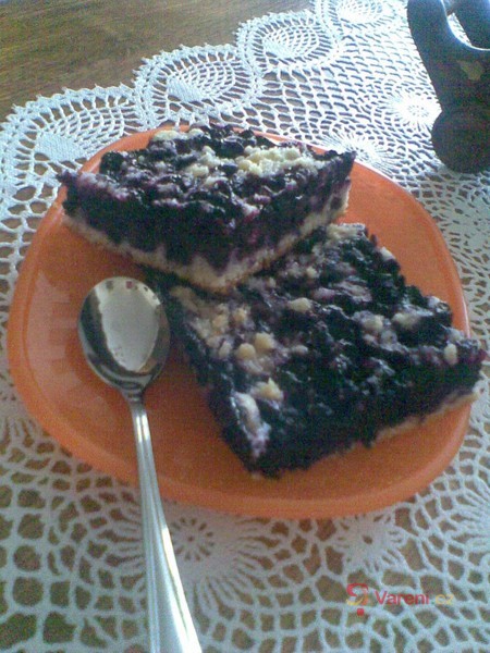 Babiččin borůvkový koláč s drobenkou - fotografie 2