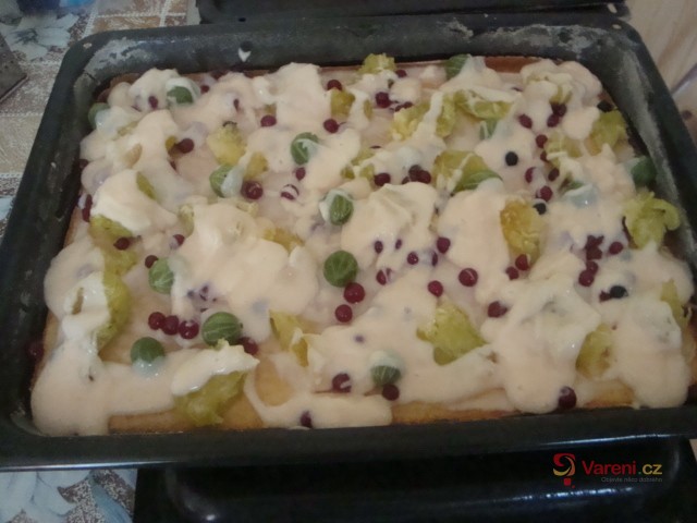 Rychlá buchta na plech s pudinkem a ovocem - fotografie 2