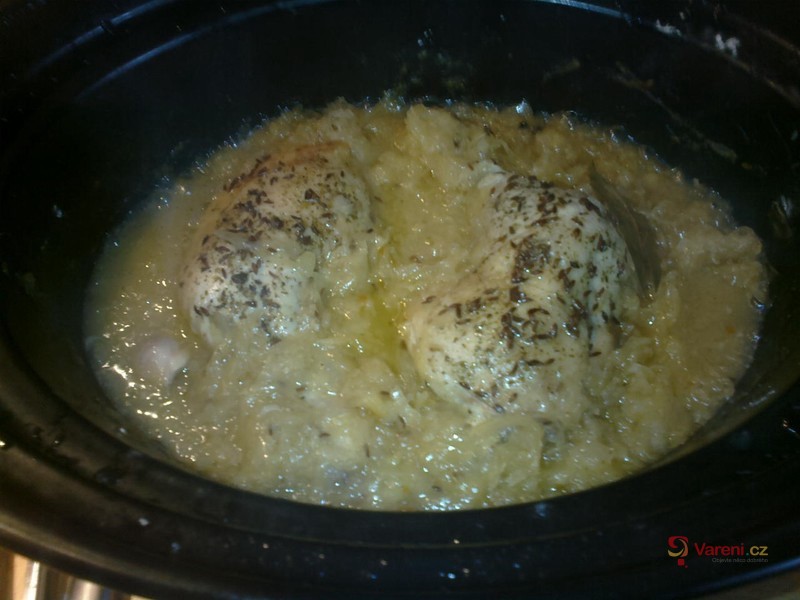 Kuřecí stehna na kysaném zelí v pomalém hrnci - fotografie 5