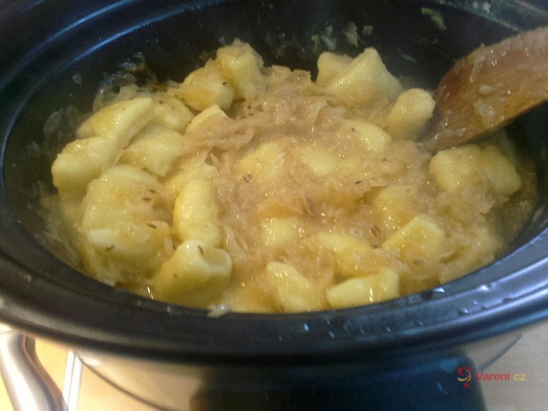 Kuřecí stehna na kysaném zelí v pomalém hrnci - fotografie 3