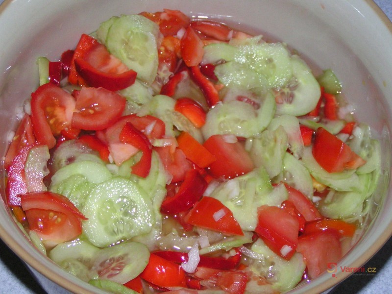 Okurkovo-rajčatový salát - fotografie 2