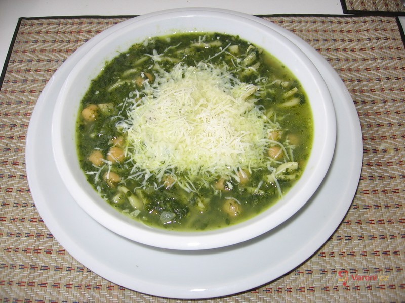 Špenátová polévka s těstovinami a cizrnou - fotografie 2