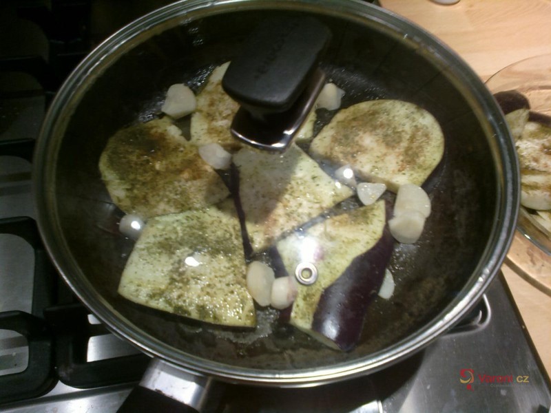 Dušený lilek na másle s česnekem - fotografie 2