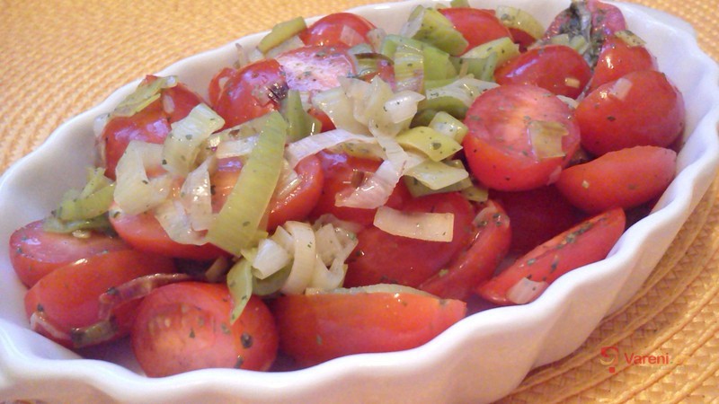 Lehký rajčatový salát s pórkem