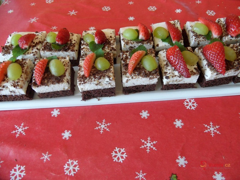 Čokoládové řezy s ovocem - fotografie 2