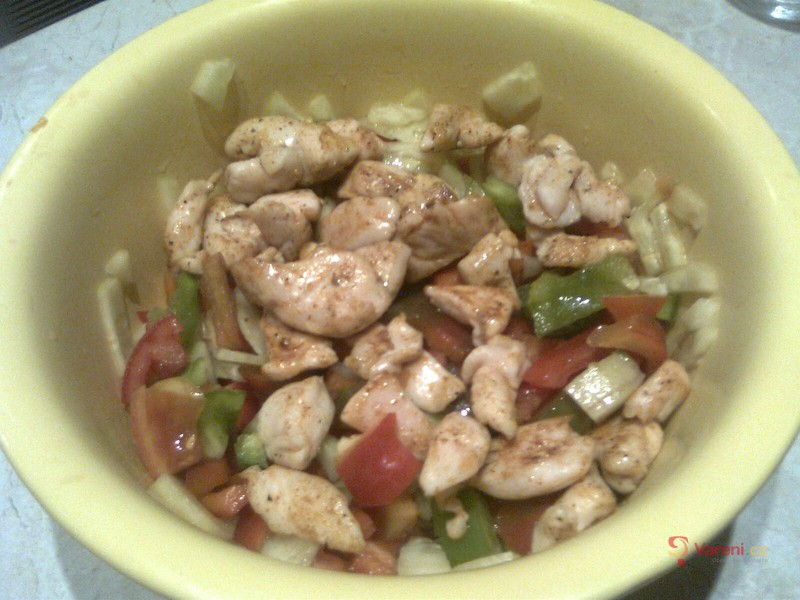 Zeleninový salát s kuřecím masem - fotografie 5