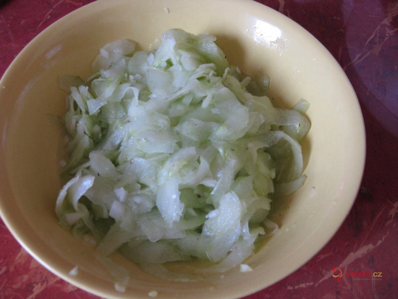 Babiččin okurkový salát - fotografie 2