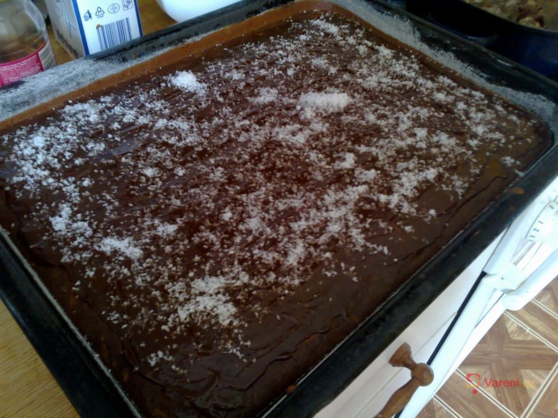 Kakaová buchta s jablky - fotografie 2