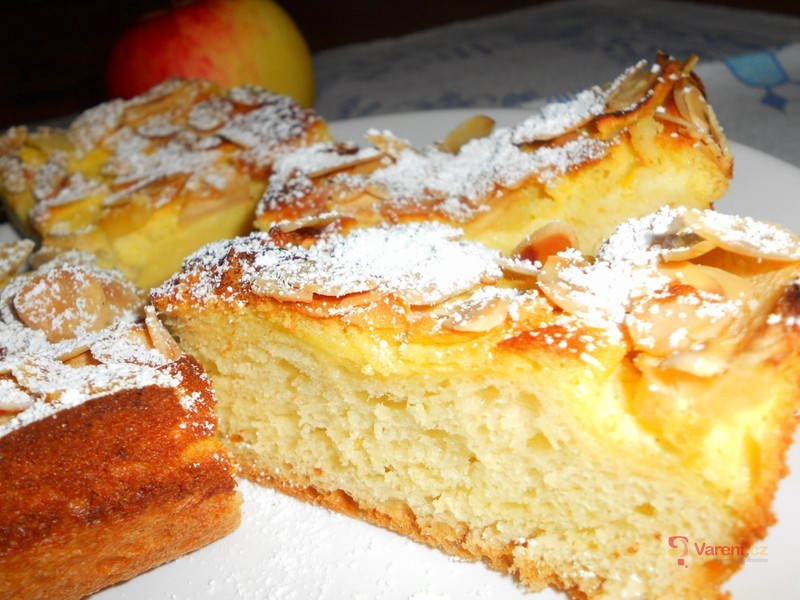 Kynutý jablkový koláč s tvarohem - fotografie 2
