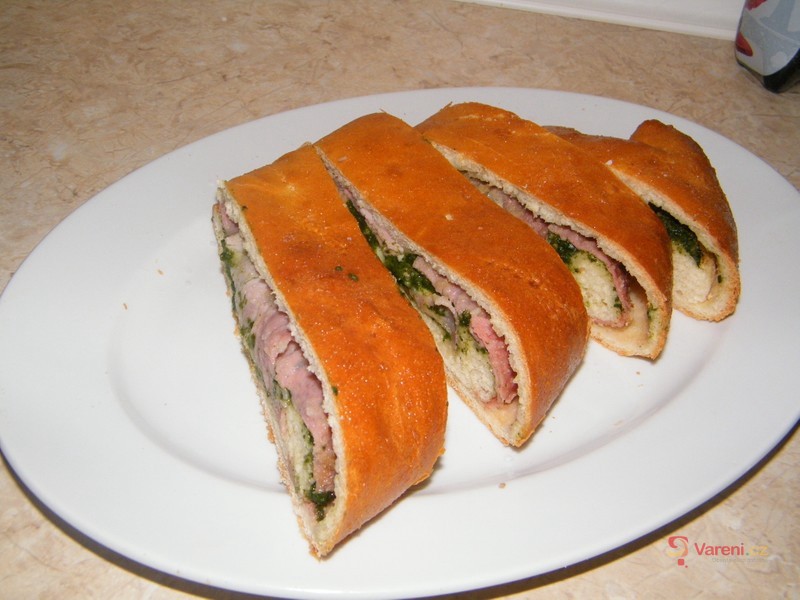 Kynutý závin plněný špenátem, anglickou slaninou a hermelínem - fotografie 2