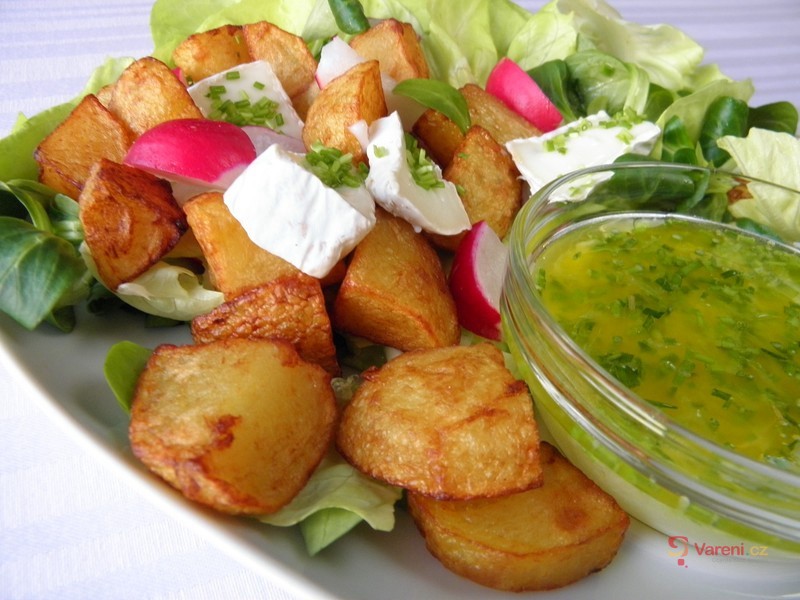 Zeleninový salát s bramborem a sýrem