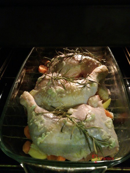 Kuřecí čtvrtky pečené na bramborech