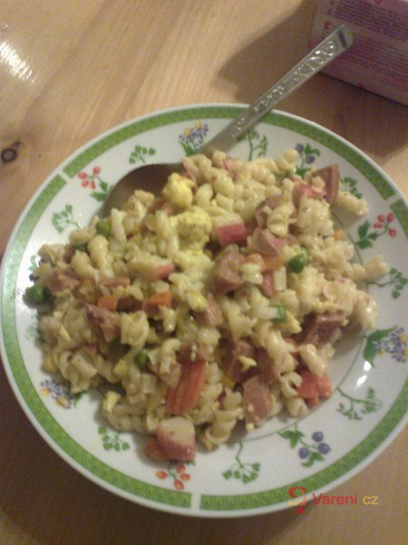 Těstoviny s krabími tyčinkami a salámem - fotografie 4