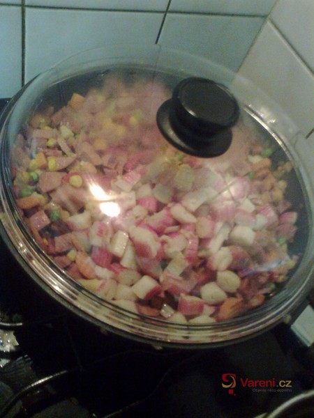 Těstoviny s krabími tyčinkami a salámem - fotografie 3