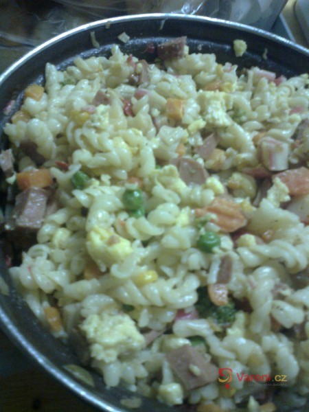 Těstoviny s krabími tyčinkami a salámem - fotografie 2