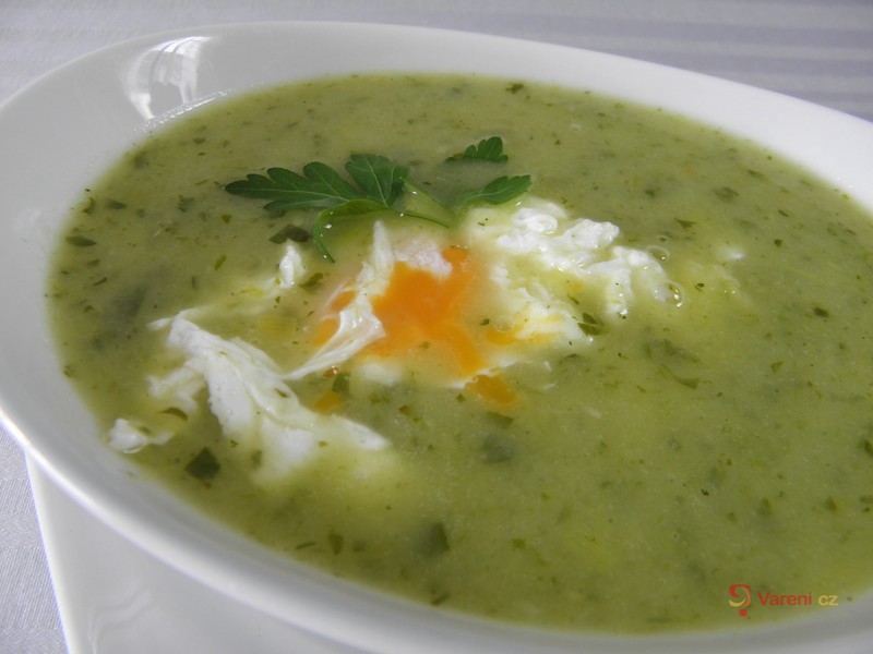 Jarní petrželová polévka s vejcem