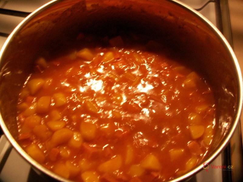 Bramborový guláš s uzeninou - fotografie 3