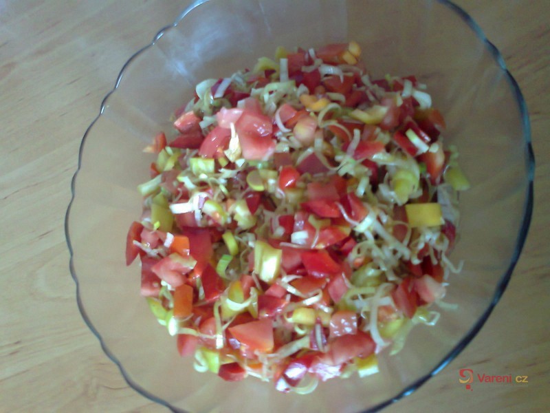 Salát z míchané zeleniny