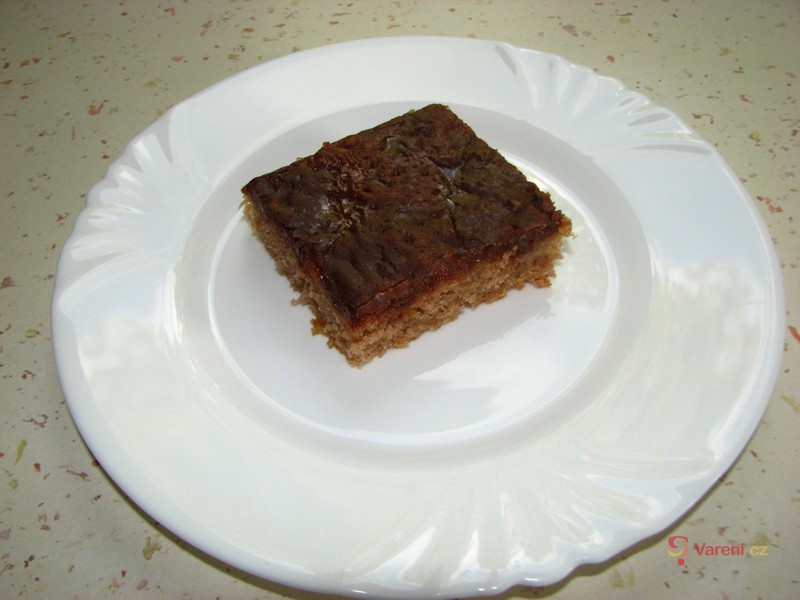 Cuketový koláč s čokoládovou polevou - fotografie 5
