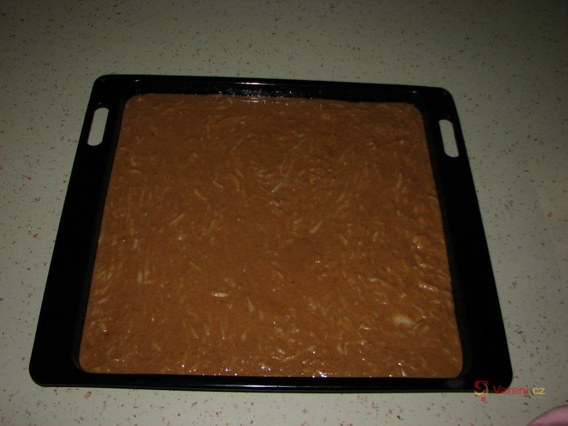 Cuketový koláč s čokoládovou polevou - fotografie 3