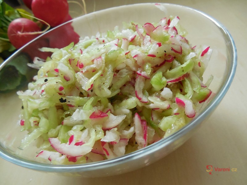 Jednoduchý okurkovo-ředkvičkový salát 